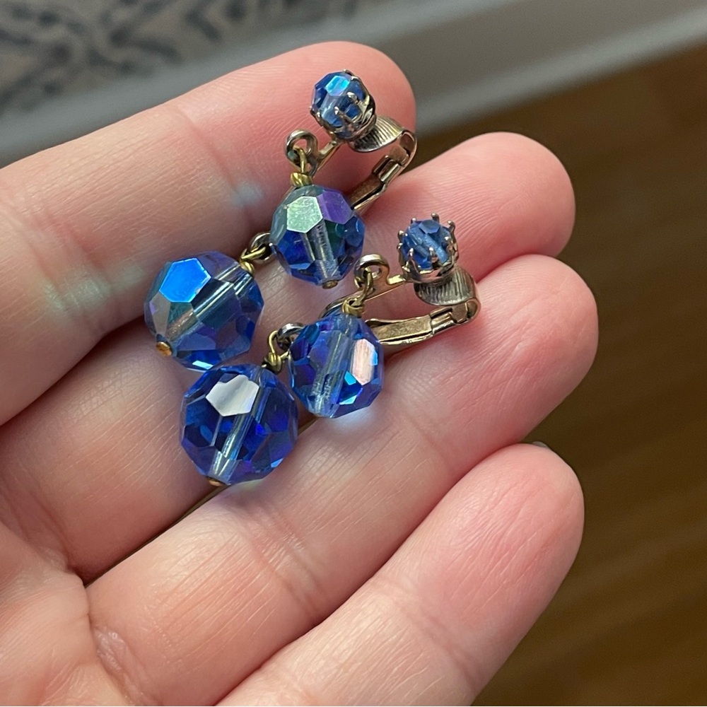 π¨π¨FINAL SALE!!π¨π¨Vintage silvertone blue AB Aurora Borealis crystal clip earrings - Picture 14 of 15